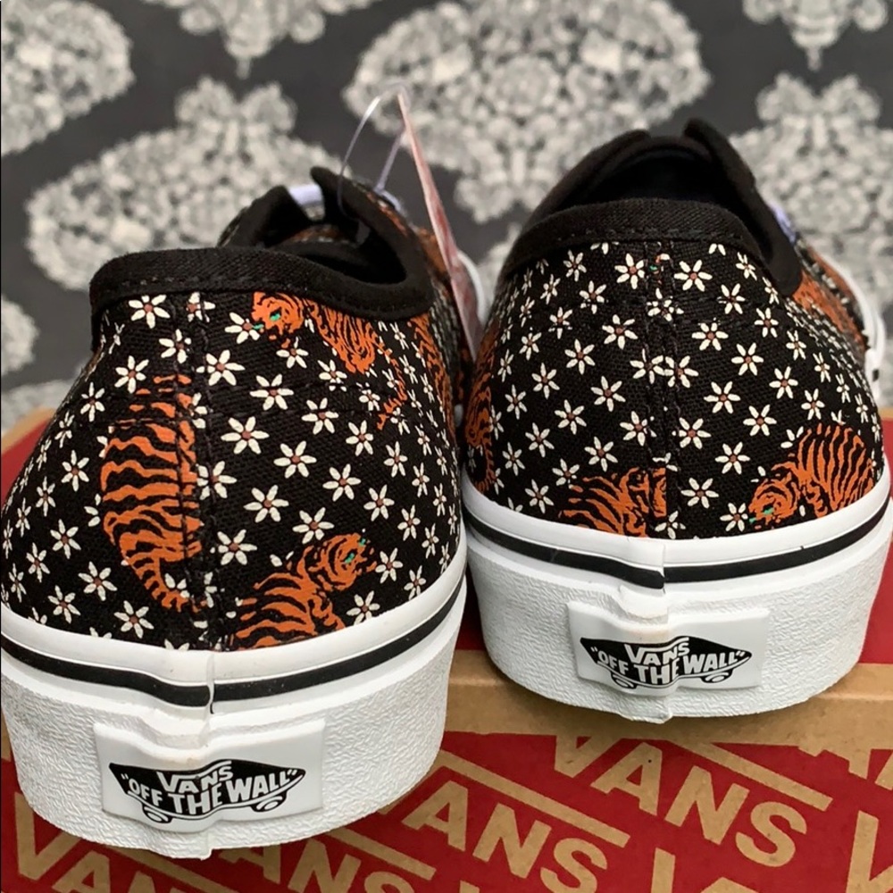VANS AUTHENTIC TIGER FLORAL BLACK/TRUE WHITE WMNS - Picture 10 of 16